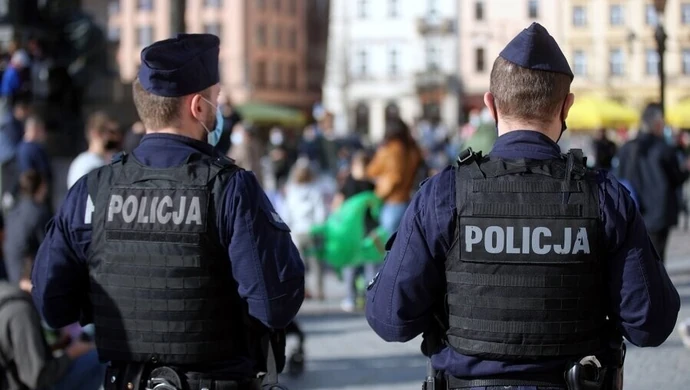 Policja: niezmiennie będziemy sprawdzać czy obostrzenia są przestrzegane