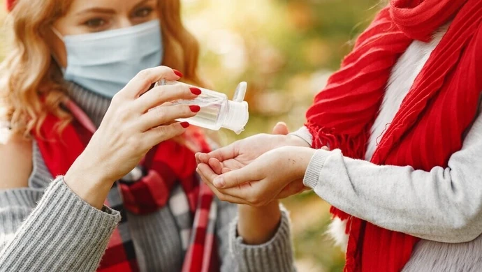 COVID-19: Ponad dwa razy więcej nowych ozdrowieńców niż zakażonych