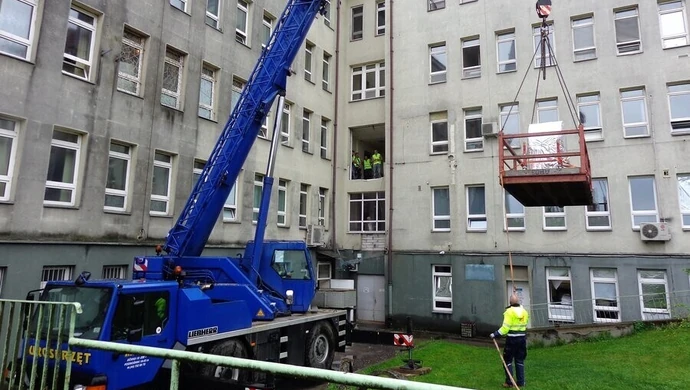 Dziura w ścianie i wyłamane okno szpitala wojewódzkiego [WIDEO]