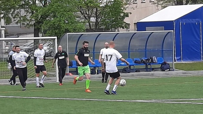 W lidze amatorskiej faworyci oddalili się od reszty stawki. Jeszcze bardziej