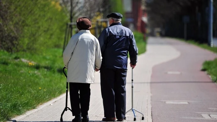 Super Express: 58 proc. Polaków wierzy, że rząd wprowadzi emerytury do 2500 zł bez podatku