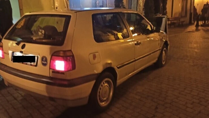 Uciekając przed policją wjechał w ogródek gastronomiczny