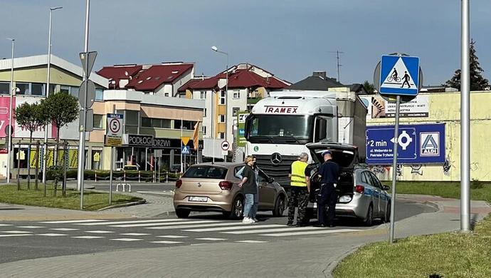 Osobówka zderzyła się z tirem na rondzie sulejowskim