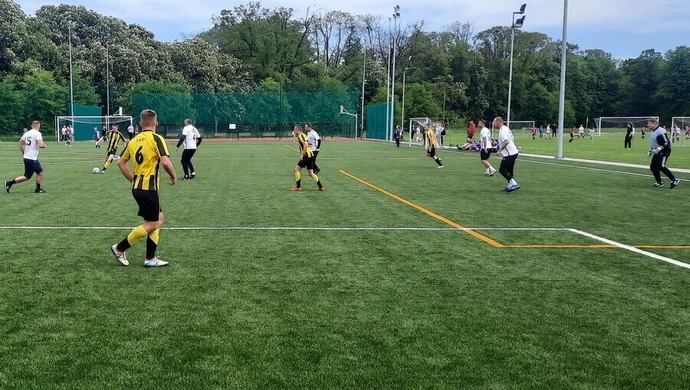 Trudne przeprawy faworytów w lidze piłkarzy-amatorów