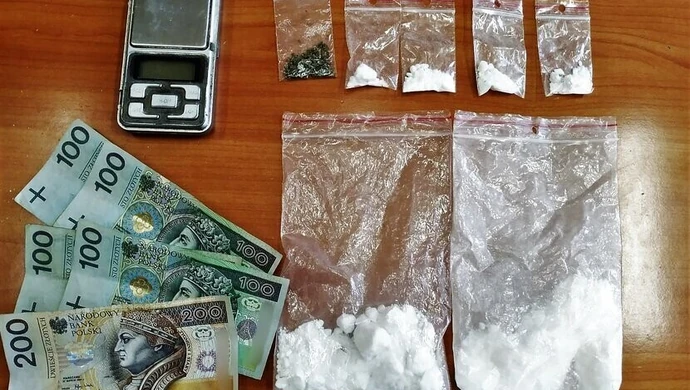 26-latek z narkotykami w rękach policjantów