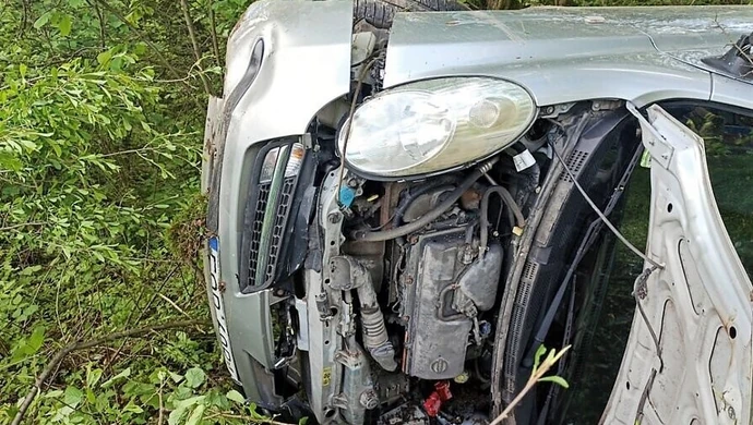 Dachowanie na DK12. Ranna 18-latka