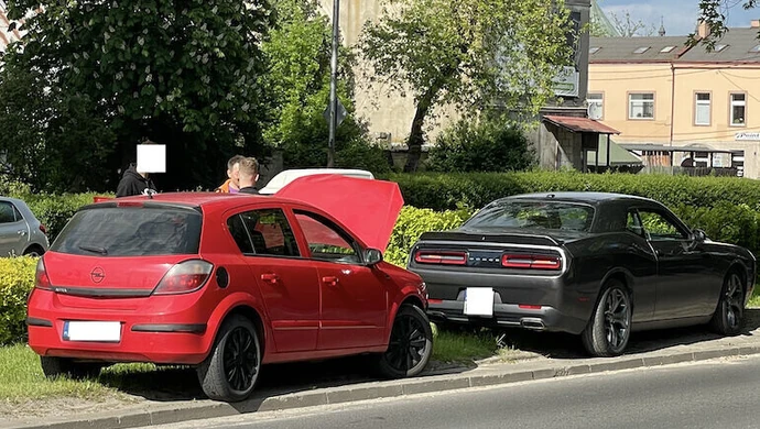Kolizja w Piotrkowie. Zderzenie dodge’a i opla