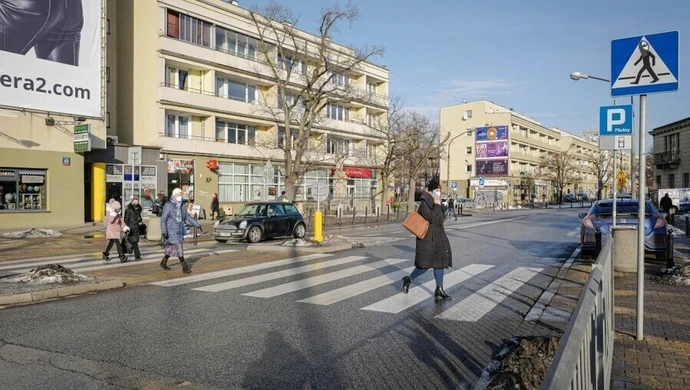 We wtorek zaczęły obowiązywać przepisy dot. m.in. pieszych przechodzących przez przejście