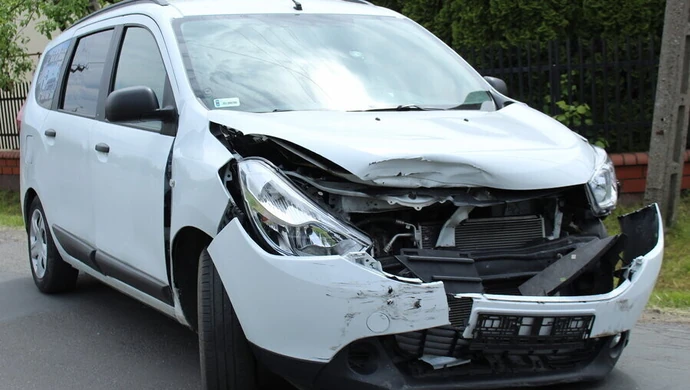 Kolizja z udziałem mercedesa i dacii