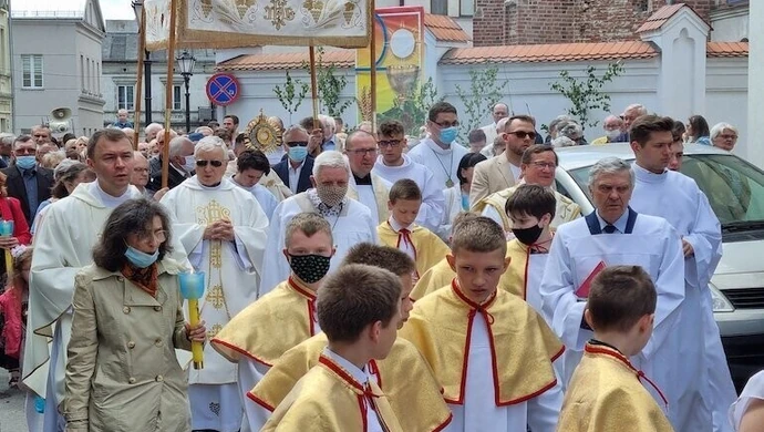 Procesje na ulicach miasta. Boże Ciało w Piotrkowie