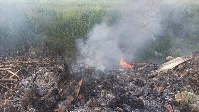 Strażacy z Piotrkowa i regionu walczyli z pożarem dzikiego wysypiska