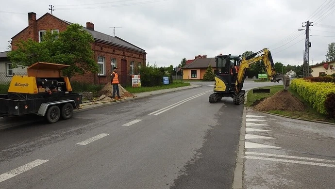 Aleksandrów. Trwają prace związane z budową sieci światłowodowej