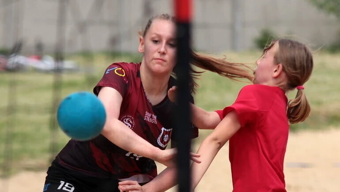 Młode piłkarki z Piotrkowa wygrały turniej plażowej piłki ręcznej (galeria)