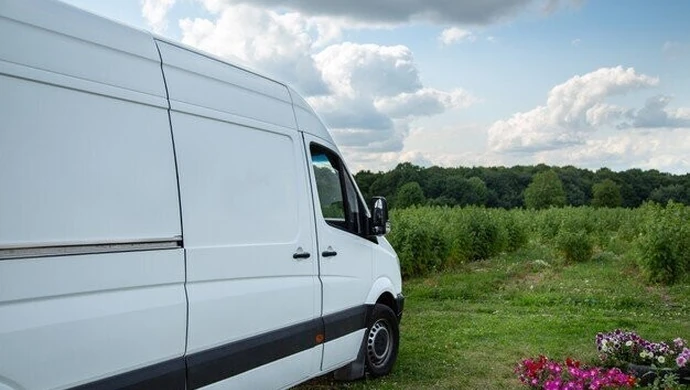 Pod nieobecność szefa, jeździł jego busem