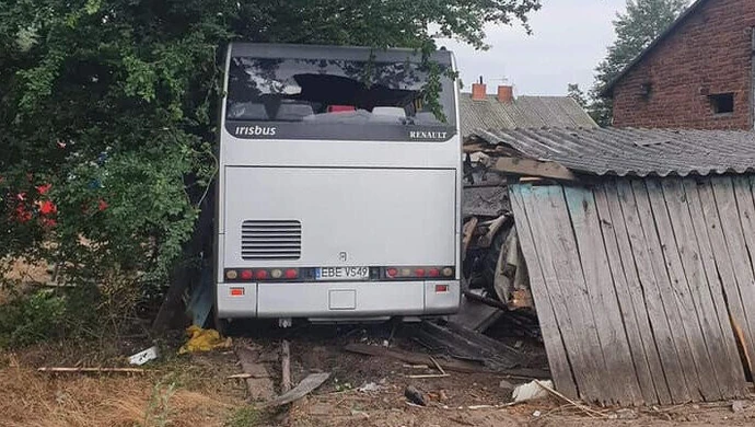 Wypadek autobusu pracowniczego. Nie żyje kierowca