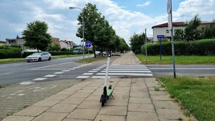 Elektryczne hulajnogi parkowane byle jak