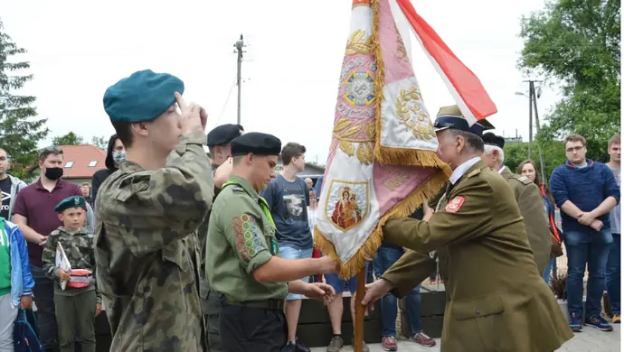 Sztandar AK trafił do piotrkowskiej młodzieży