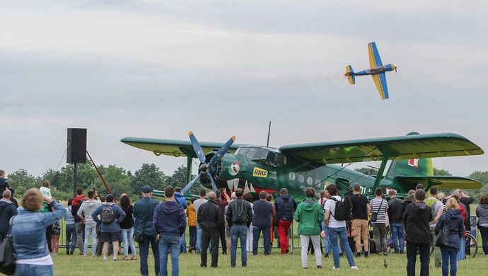 Piotrkowianie liczne bawili się na lotnisku(Galeria)