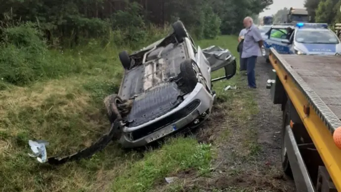 Samochód dachował na DK74 za Sulejowem