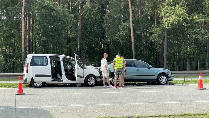 Cztery samochody zderzyły się na drodze S8 w kierunku Warszawy (ZDJĘCIA)