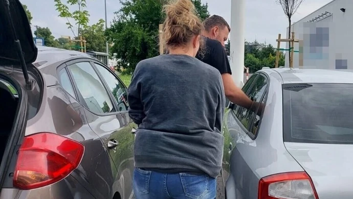 Policjanci wydostali dziecko z zatrzaśniętego auta