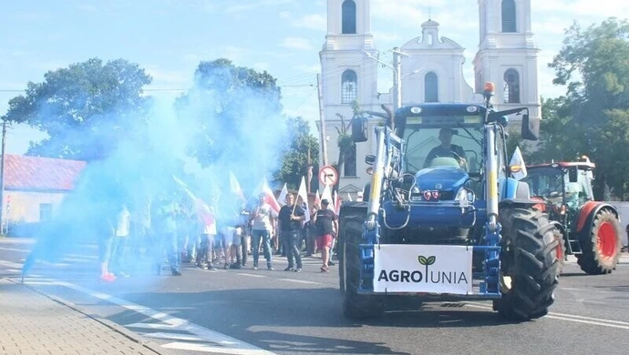 Ponad 150 ciągników zablokowało ruch pomiędzy Piotrkowem a Srockiem