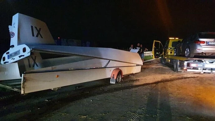 Pięć aut zderzyło się na S8. Jeden z nich przewoził szybowiec