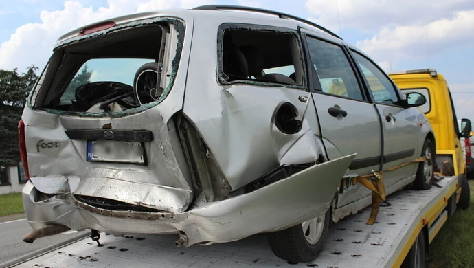 Zderzenie busa i dwóch osobówek w Jarostach