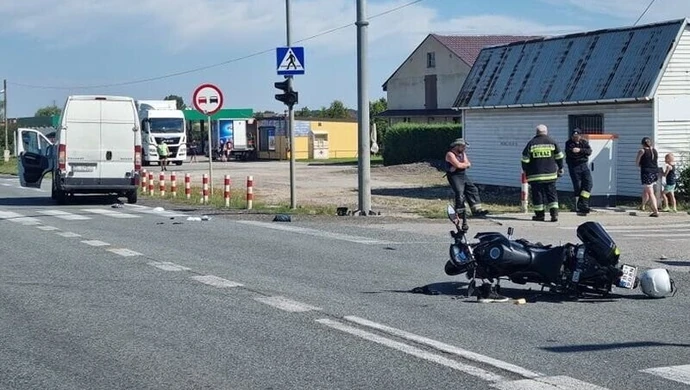 Samochód dostawczy uderzył w motocyklistę