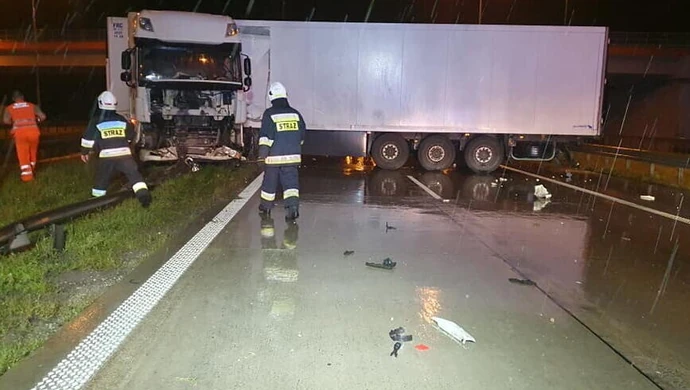 Ciężarówka całkowicie zablokowała drogę S8 w kierunku Katowic