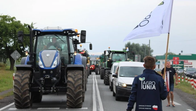 Agrounia zablokowała drogę między Piotrkowem a Srockiem (FILM, GALERIA)