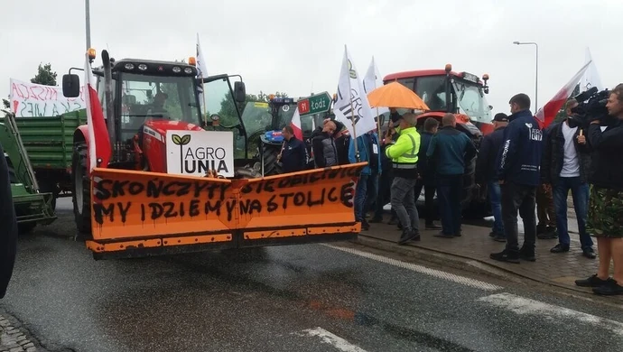 Rolnicy nie doczekali się premiera i zapowiadają kolejne blokady (FILMY)