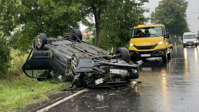 Nie dostosował prędkości do warunków. Dachował