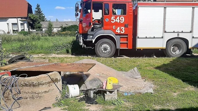 Chciała pomóc wnuczce. Seniorka utknęła w studni