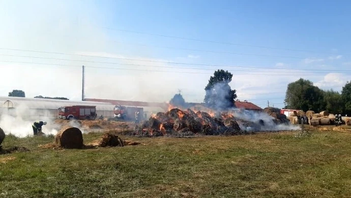 Pożar balotów słomy w gminie Grabica