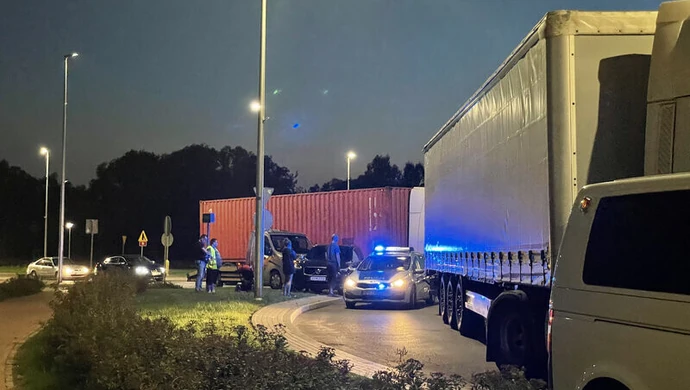 Osobówka zderzyła się z tirem na rondzie sulejowskim