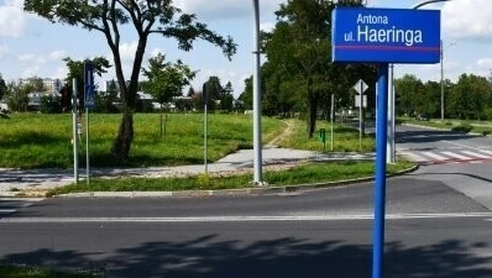 Nowy chodnik i ścieżka rowerowa przy Żelaznej w Piotrkowie