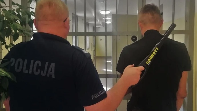 Niszczył pojazdy na parkingu. Był kompletnie pijany