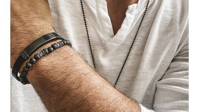 Bransoletki męskie z grawerem – biżuteria, która podkreśli indywidualny styl