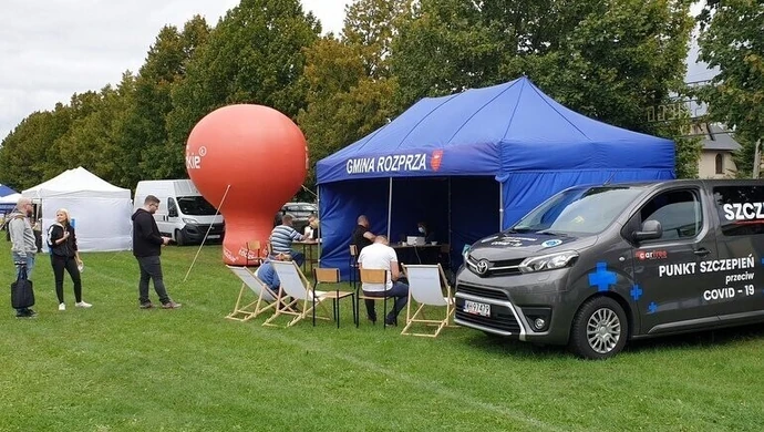 Mieszkańcy Rozprzy bawią się i szczepią