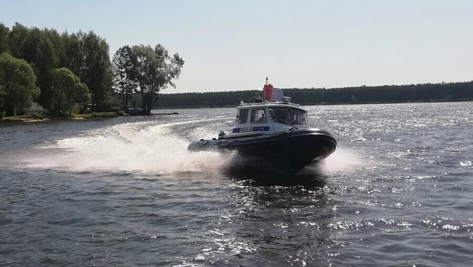 Wpadł na mieliznę. Pomogli policjanci