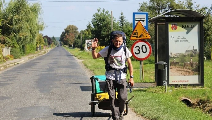 Pieszo z kotem dotarł do Piotrkowa spod białoruskiej granicy