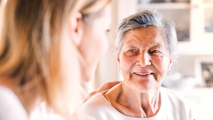 Praca w opiece seniora &#8211; czy to się opłaca?