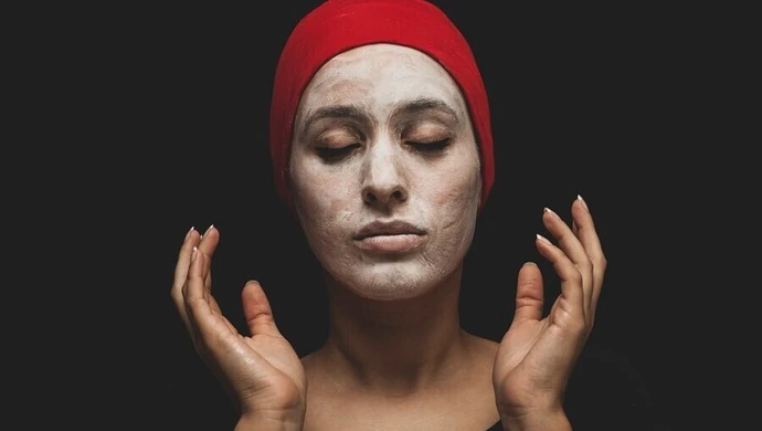 Jakie kosmetyki do pielęgnacji powinny się znaleźć w każdej kosmetyczce?