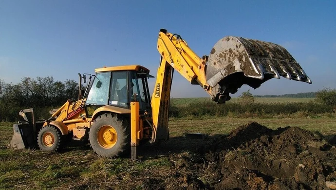 Zerwał kable jadąc koparką. Miał 2,5 promila