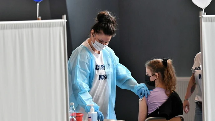 Resort zdrowia: rozpoczynamy akcję szczepień w szkołach; sprawdzamy, ile jest deklaracji