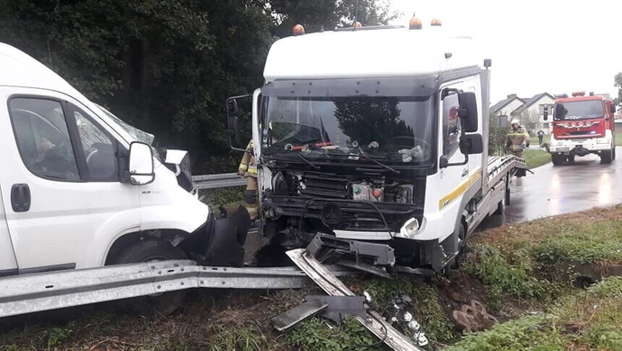 W wyniku czołowego zderzenia dwie osoby trafiły do szpitala