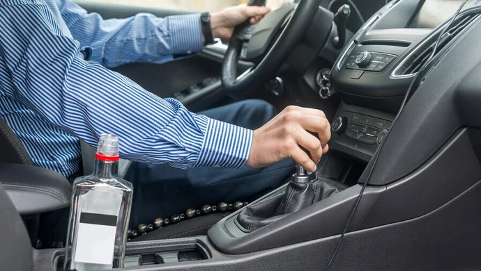 Kompletnie pijany kierowca chciał ratować się łapówką