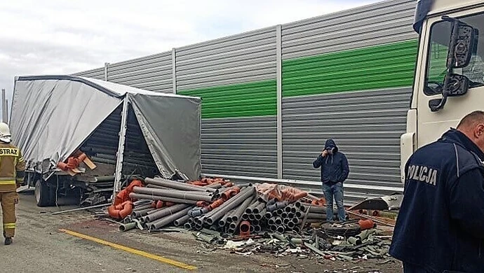 Trzy tiry i samochód dostawczy zderzyły się na A1