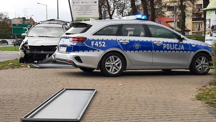 Pijany 23-latek zakończył jazdę na znaku drogowym